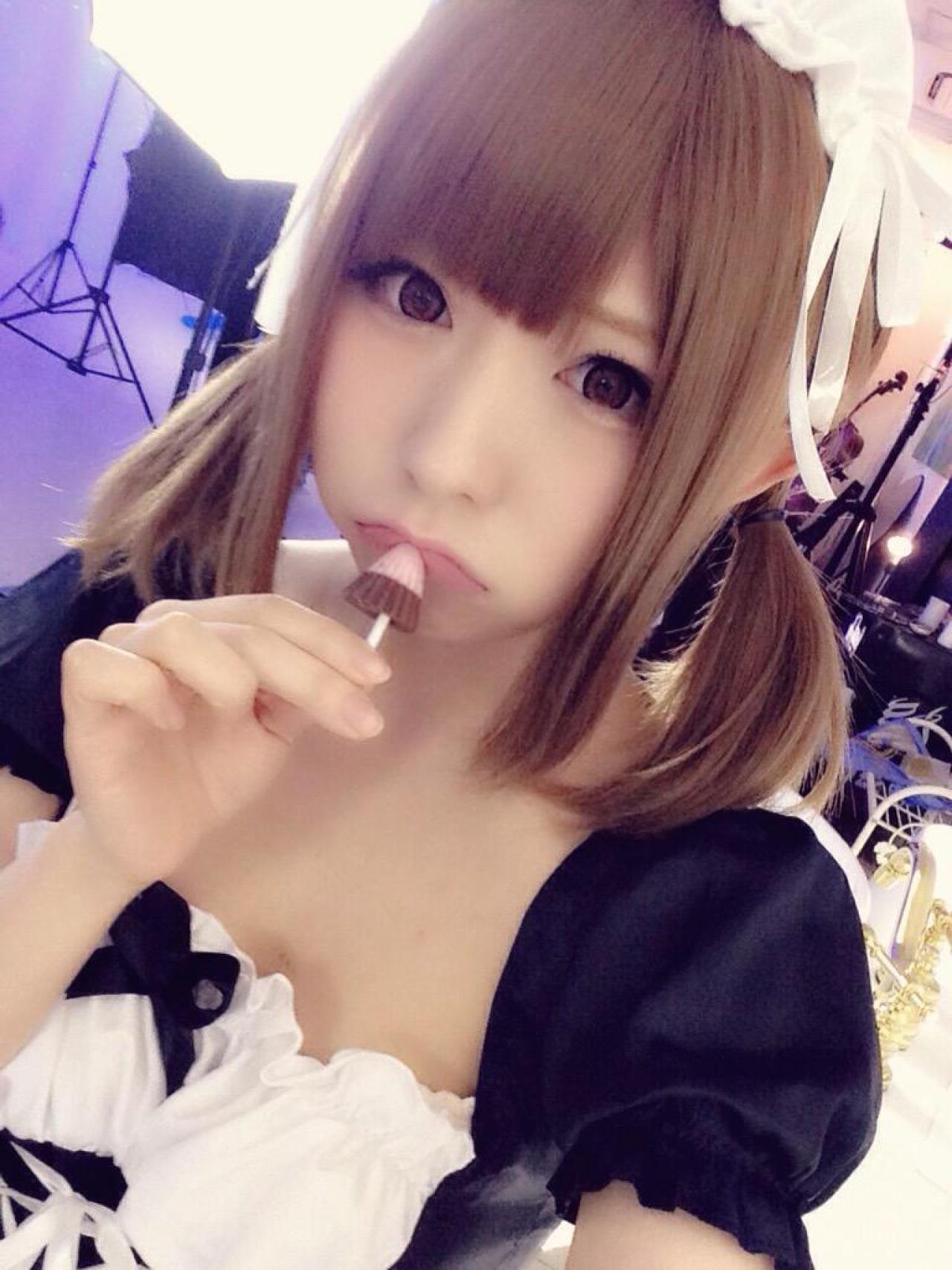 まゆふぁむ拿着棒棒糖抵在唇角，撅嘴卖萌自拍