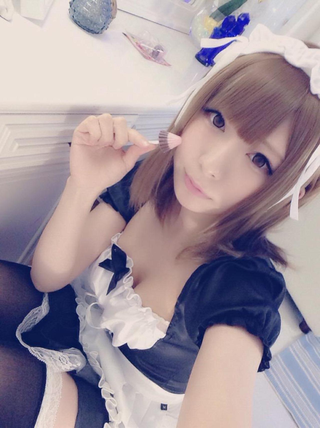 まゆふぁむ拿着棒棒糖戳脸卖萌自拍