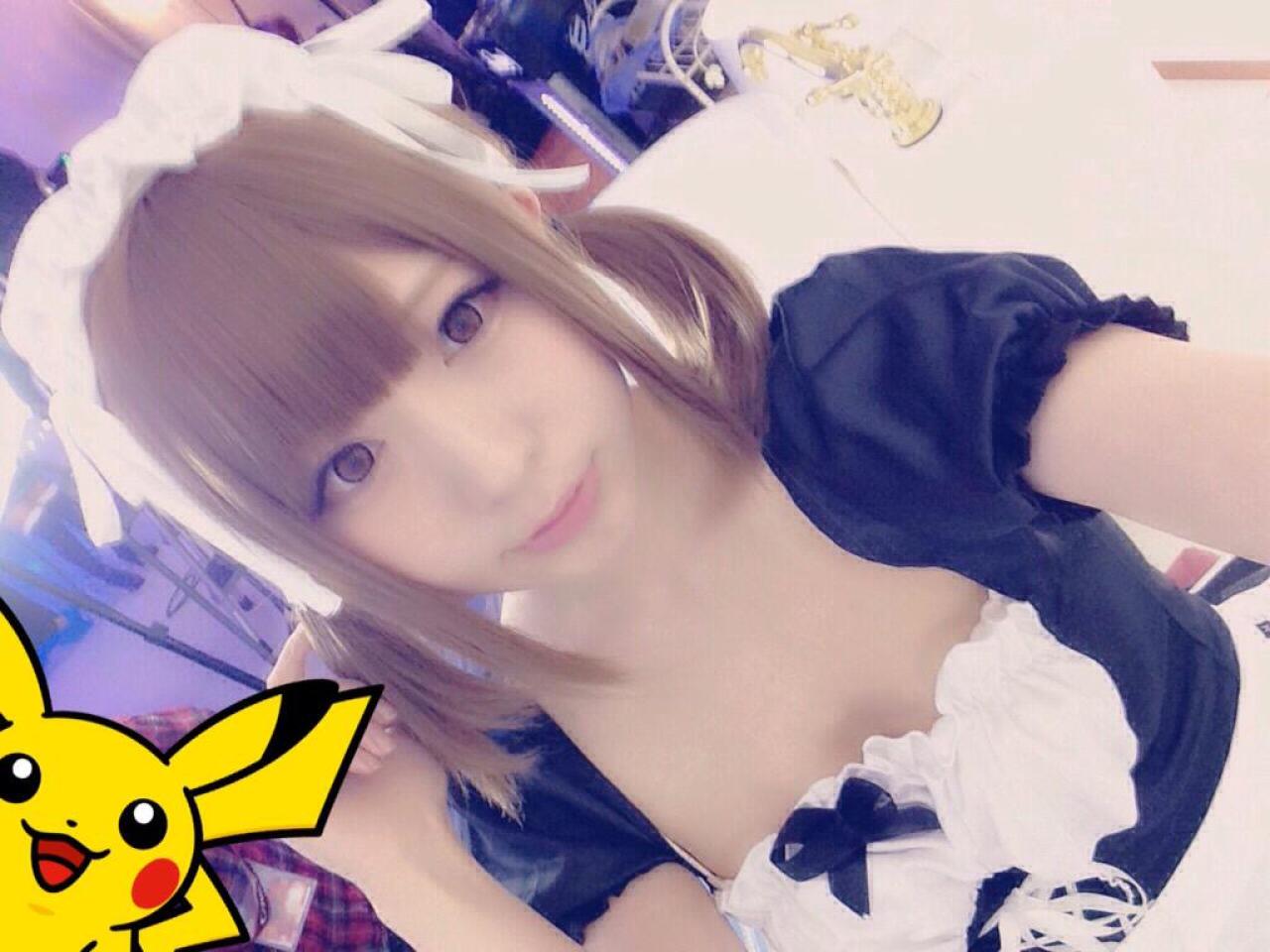 まゆふぁむ坐在圆桌前自拍，左下角是皮卡丘