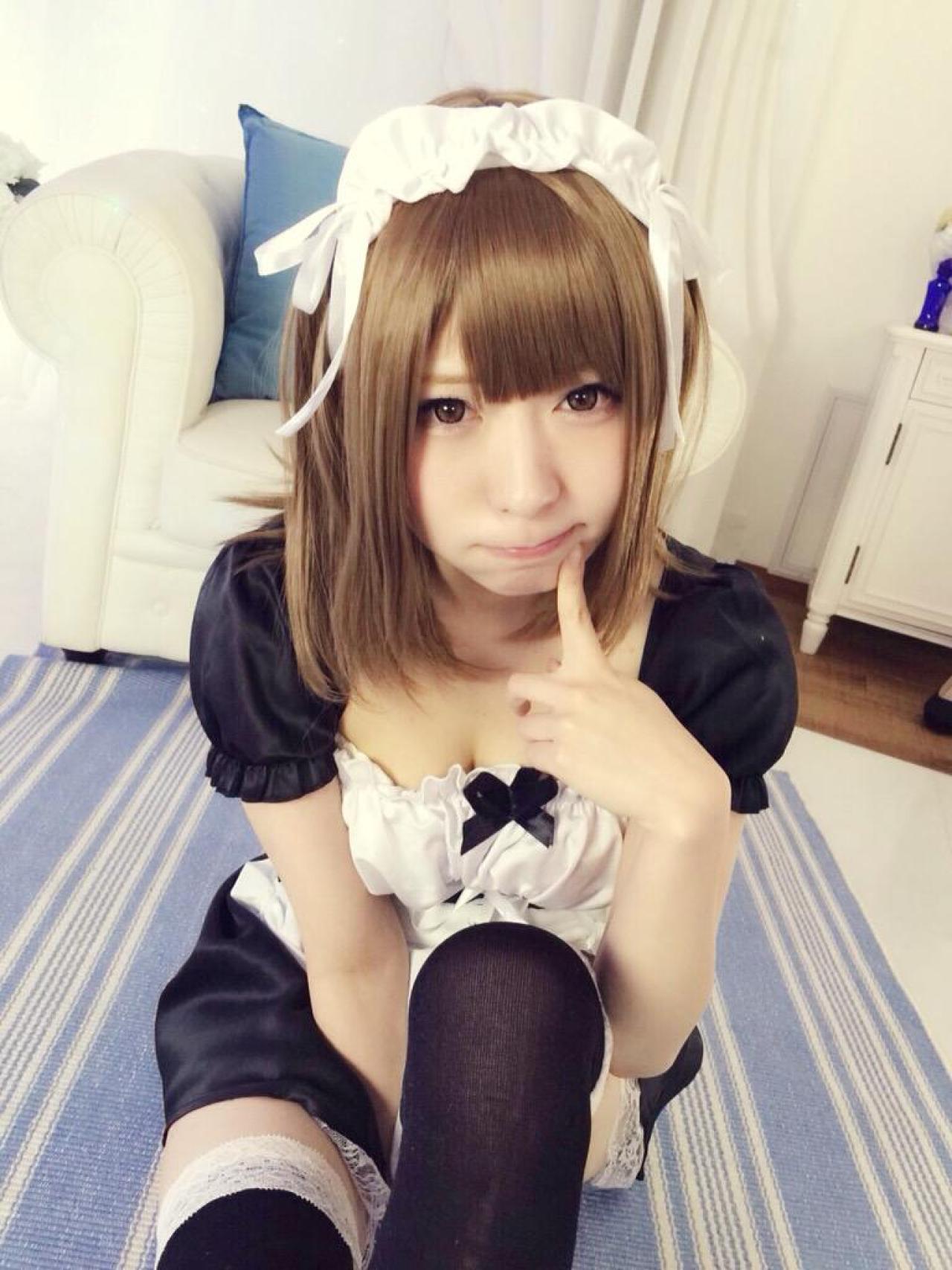 まゆふぁむ坐在地毯，抿嘴戳脸卖萌