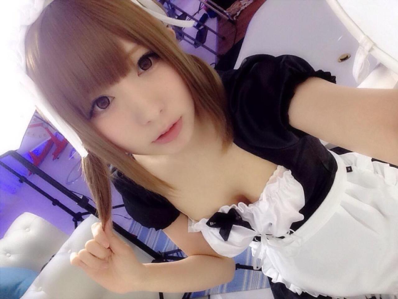 まゆふぁむ揪着右侧的马尾自拍