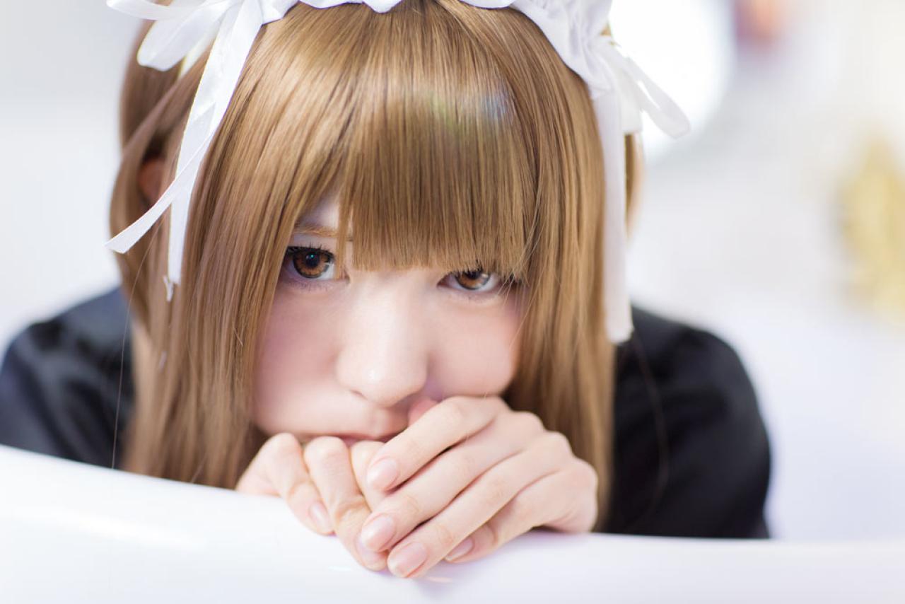 まゆふぁむ扒在浴缸边缘，警惕地看着镜头