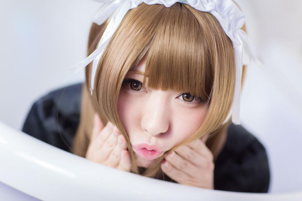 在浴缸边缘，まゆふぁむ双手贴脸，嘟嘴卖萌