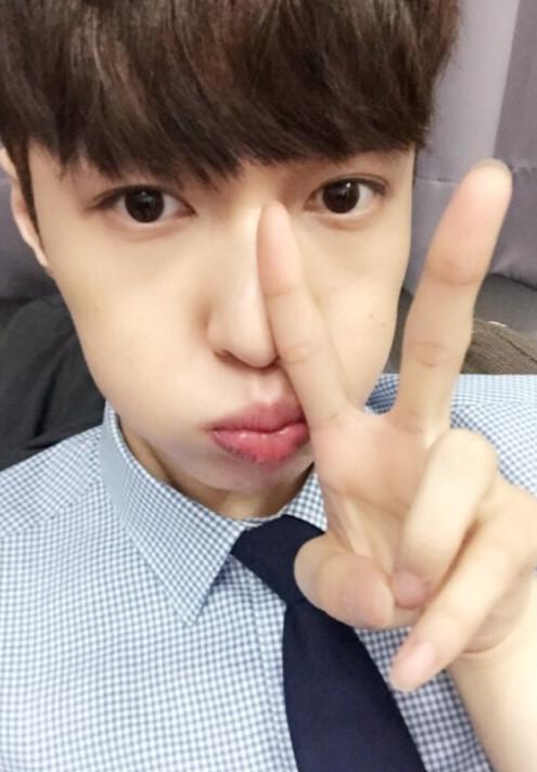 张艺兴嘟嘴，作剪刀手卖萌自拍