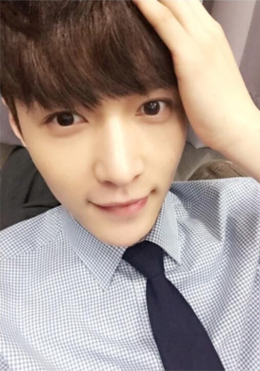 张艺兴轻扶头发自拍