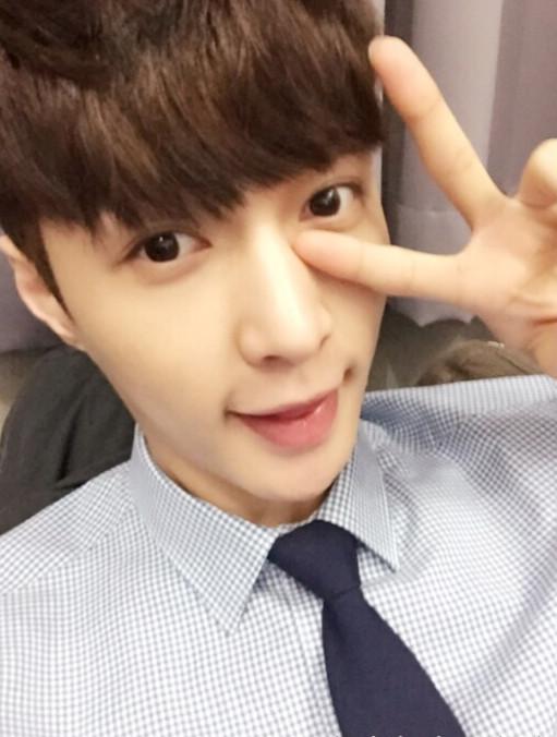 张艺兴作剪刀手，吐舌卖萌自拍