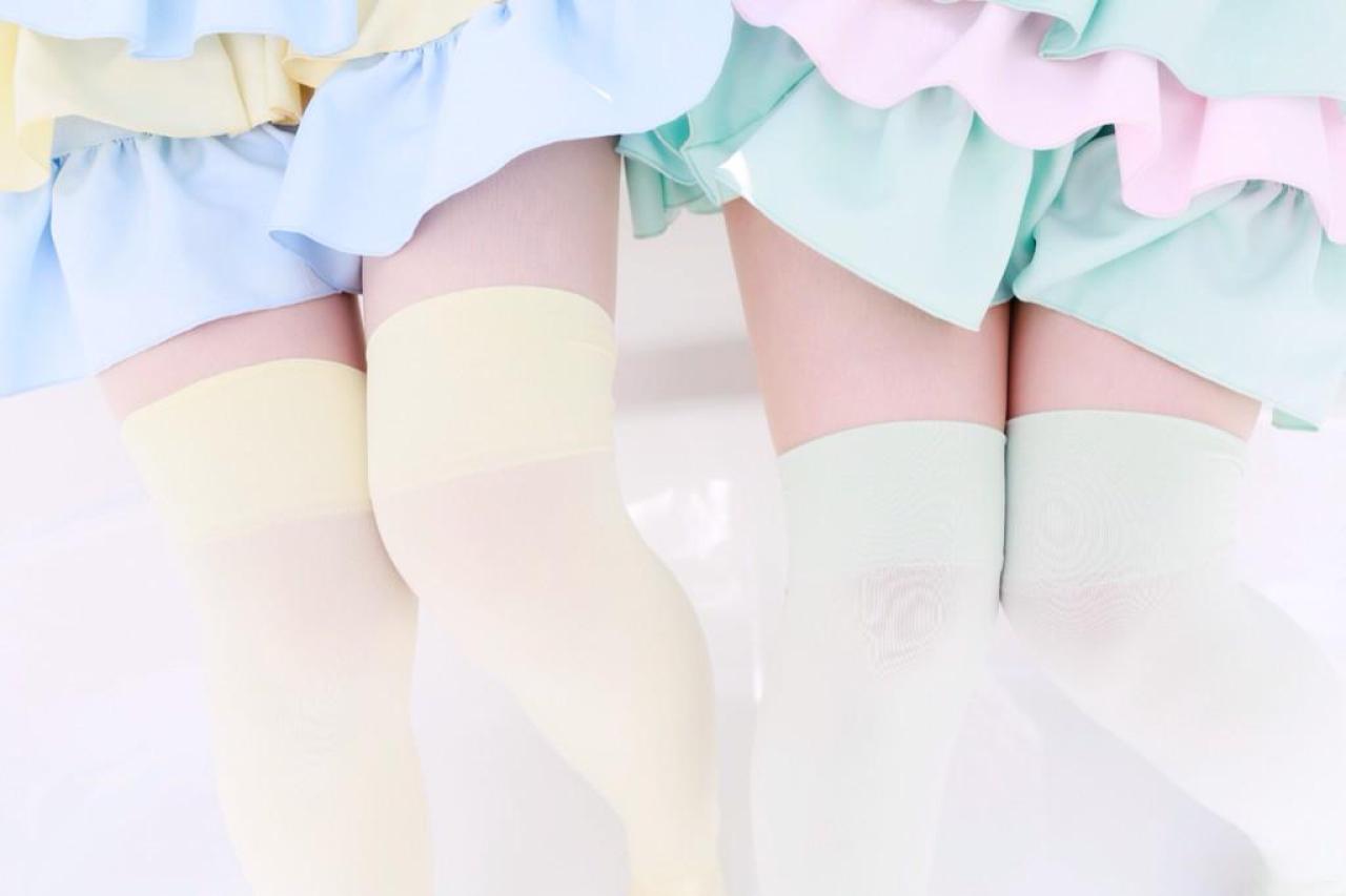 原创女仆装的蓝色和黄色，及绿色和粉色相间的百褶裙裙摆