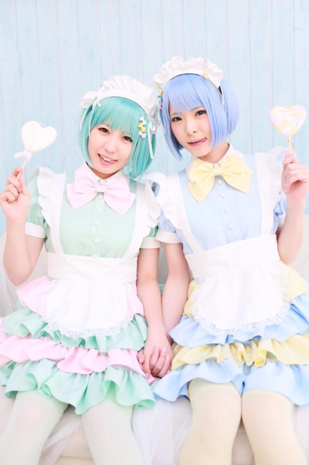 雪瀬ハルちゃん和 ききちゃん各自拿着桃心棒棒糖，手拉手，吐舌卖萌合拍