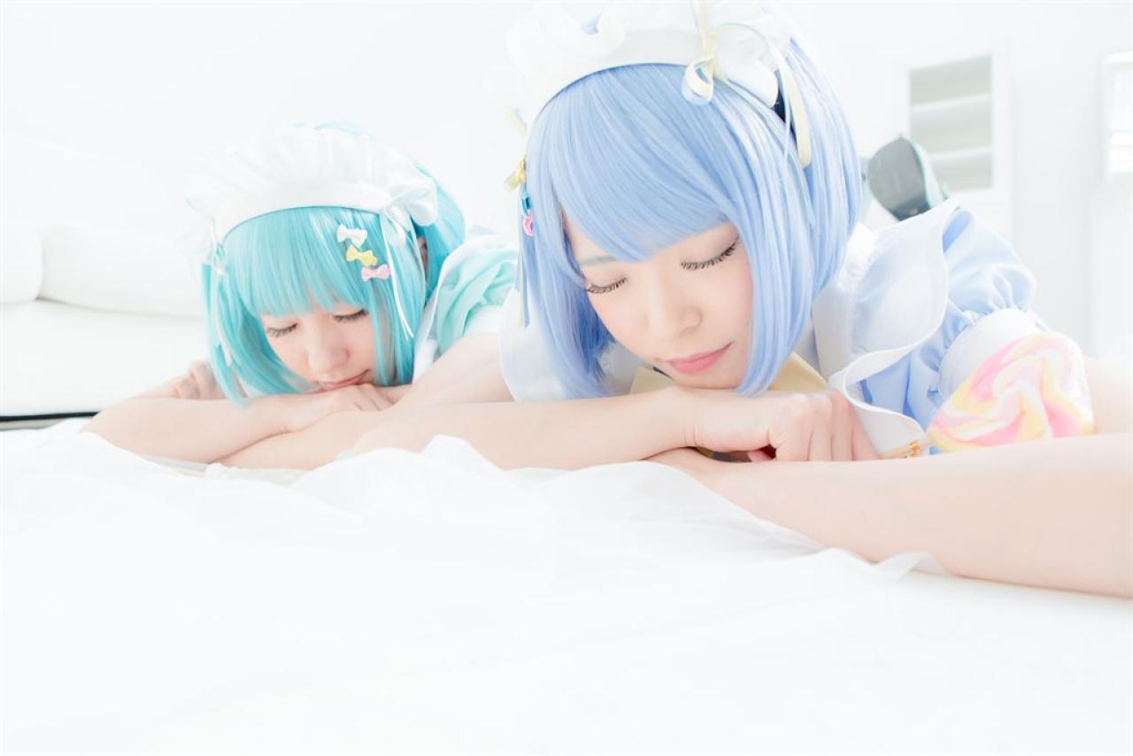 雪瀬ハルちゃん和 ききちゃん肩并肩，闭眼扒在床沿