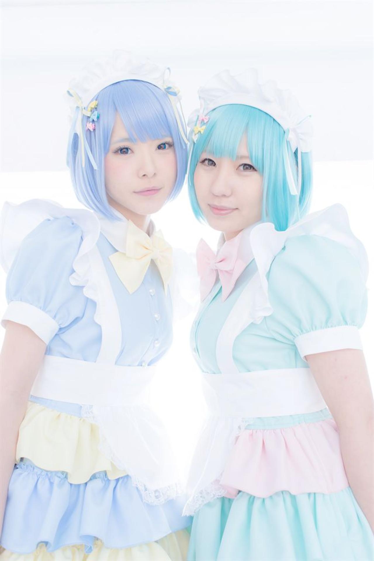 雪瀬ハルちゃん和 ききちゃん头挨头站在一起