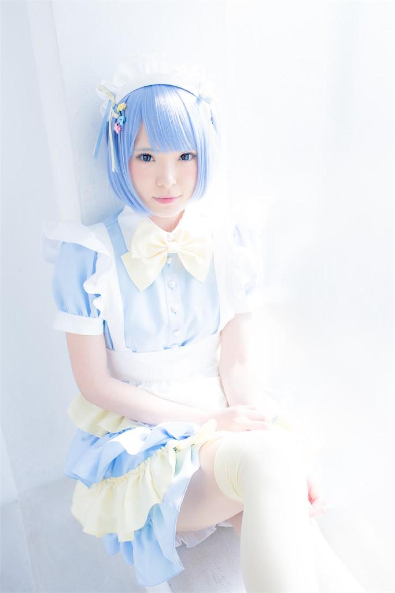 雪瀬ハルちゃん靠坐在窗台