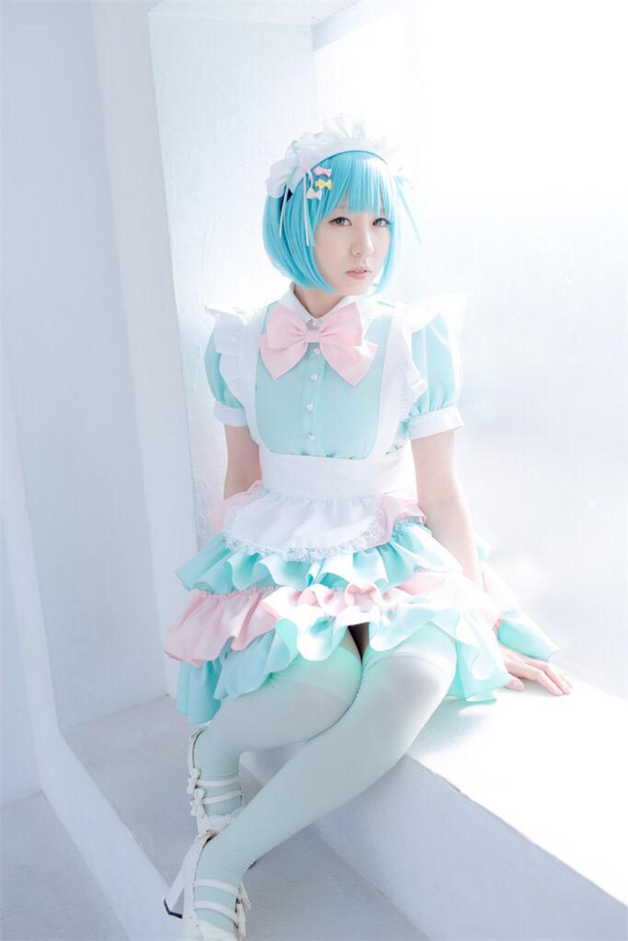 ききちゃん坐在窗台，双手撑在窗台上