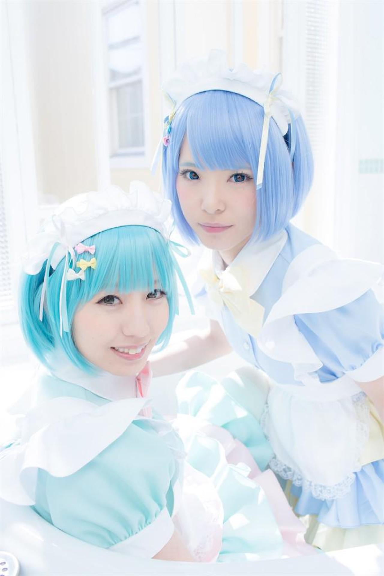 雪瀬ハルちゃん前倾身子， 面对坐着的ききちゃん，两人微笑的合拍