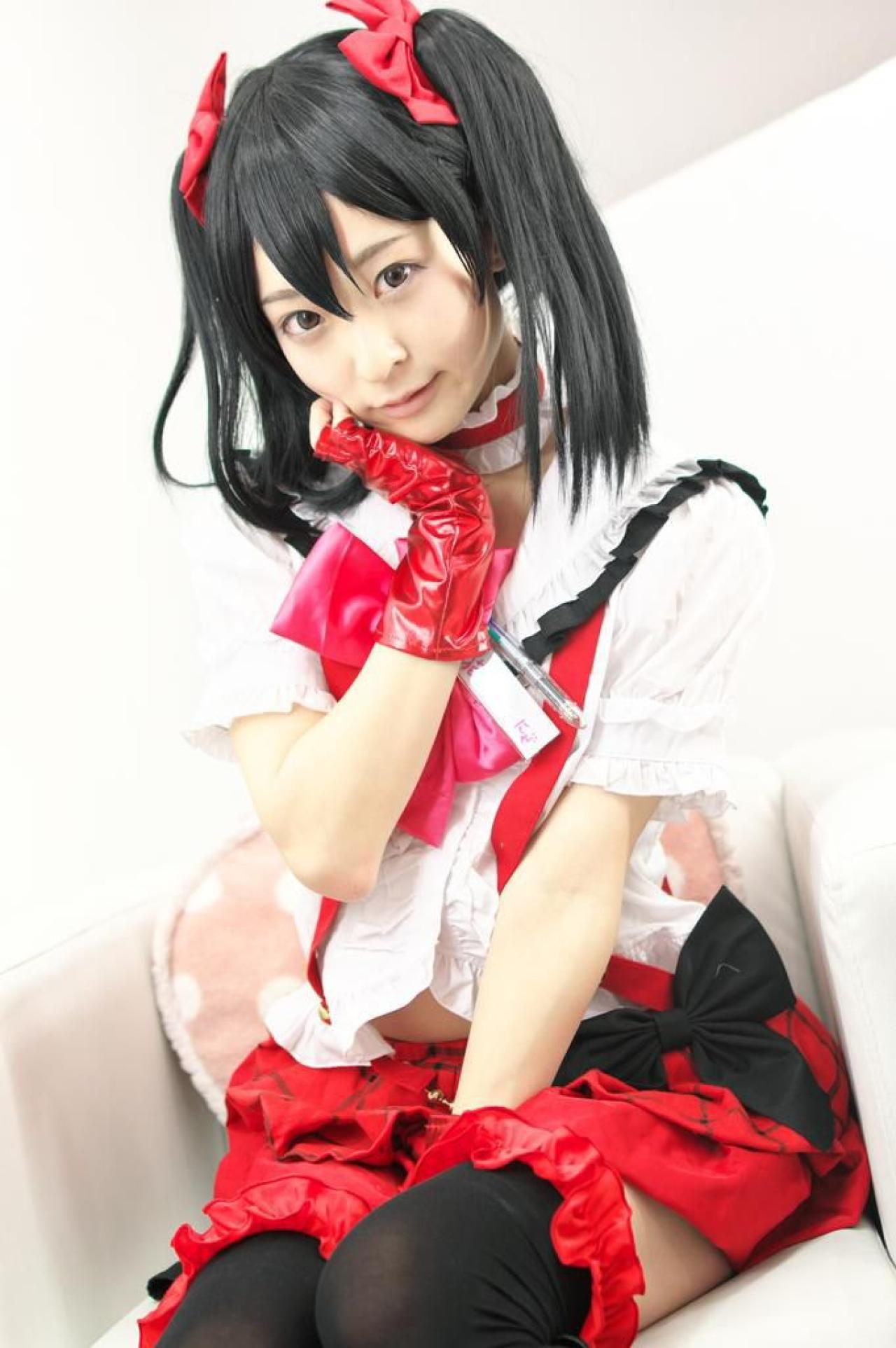 猫守ざーにゃ扮矢泽妮可坐在沙发上，右手撑着下巴