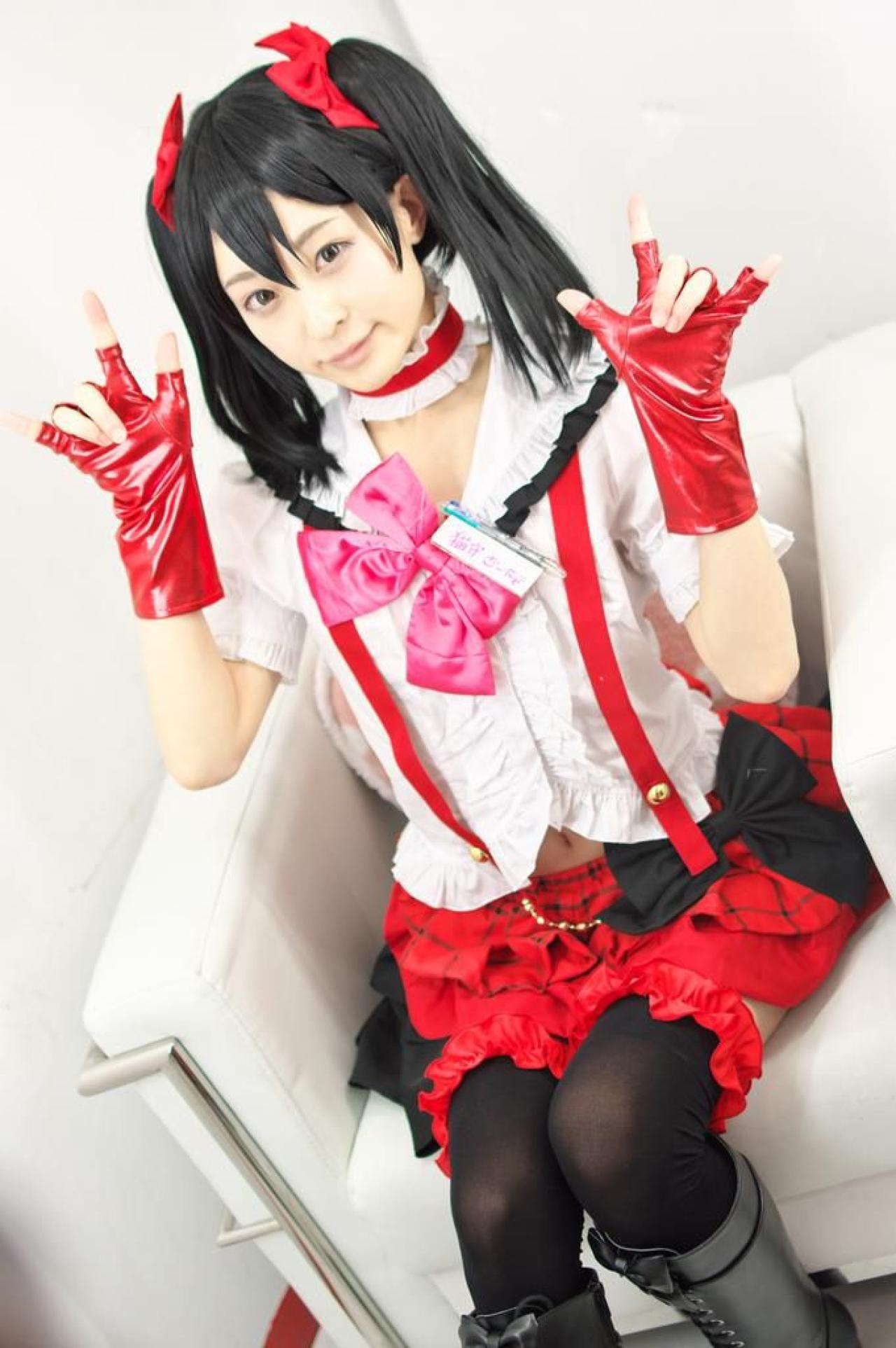 猫守ざーにゃ扮矢泽妮可坐在沙发上，双手作ILOVEYOU手势