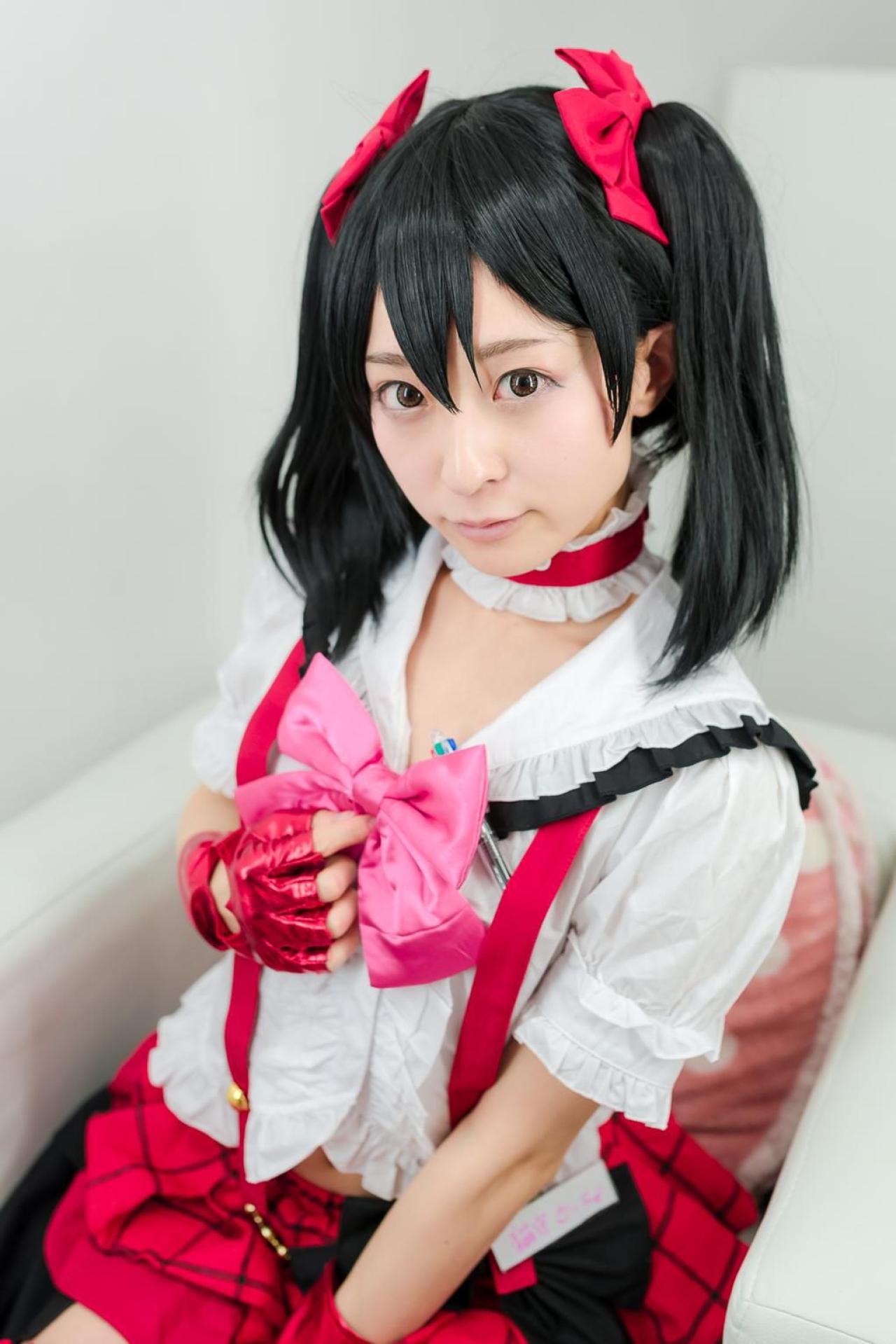 猫守ざーにゃ扮矢泽妮可戴着粉色蝴蝶领结坐在沙发