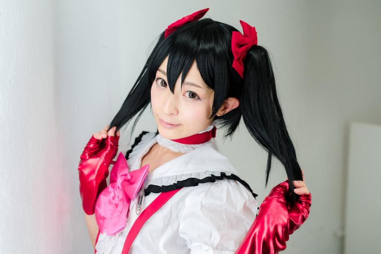 猫守ざーにゃ扮矢泽妮可双手拉着双马尾