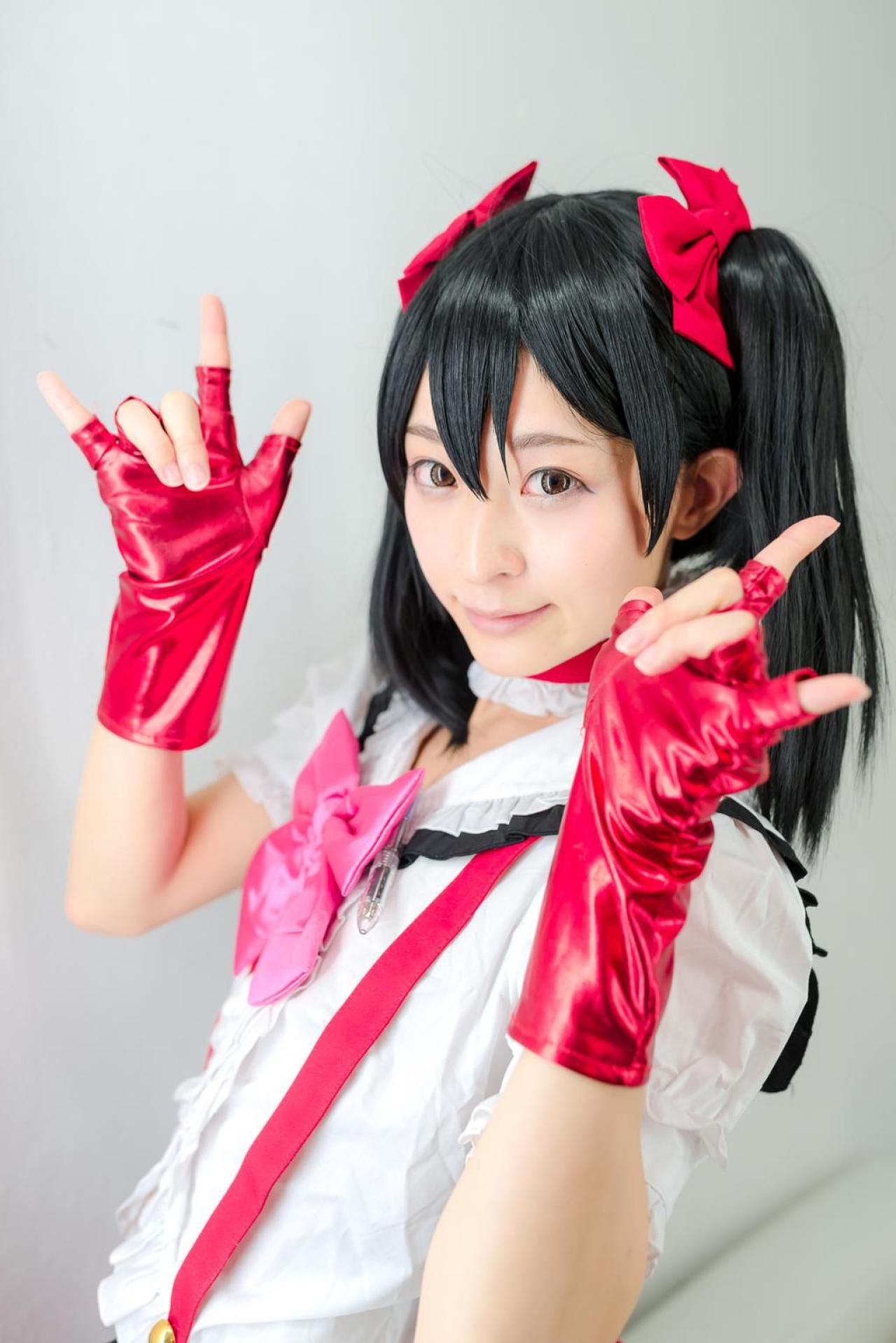 猫守ざーにゃ扮矢泽妮可双手作ILOVEYOU手势