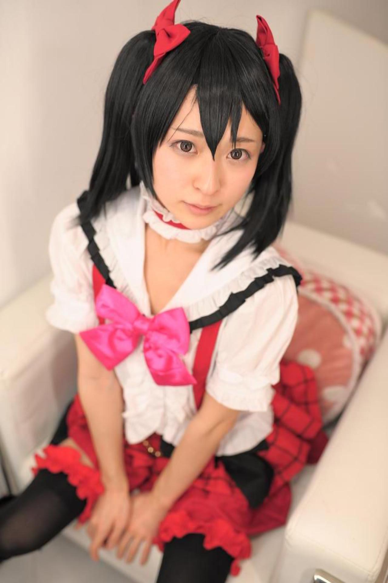 猫守ざーにゃ扮矢泽妮可坐在沙发，双手撑在沙发垫上