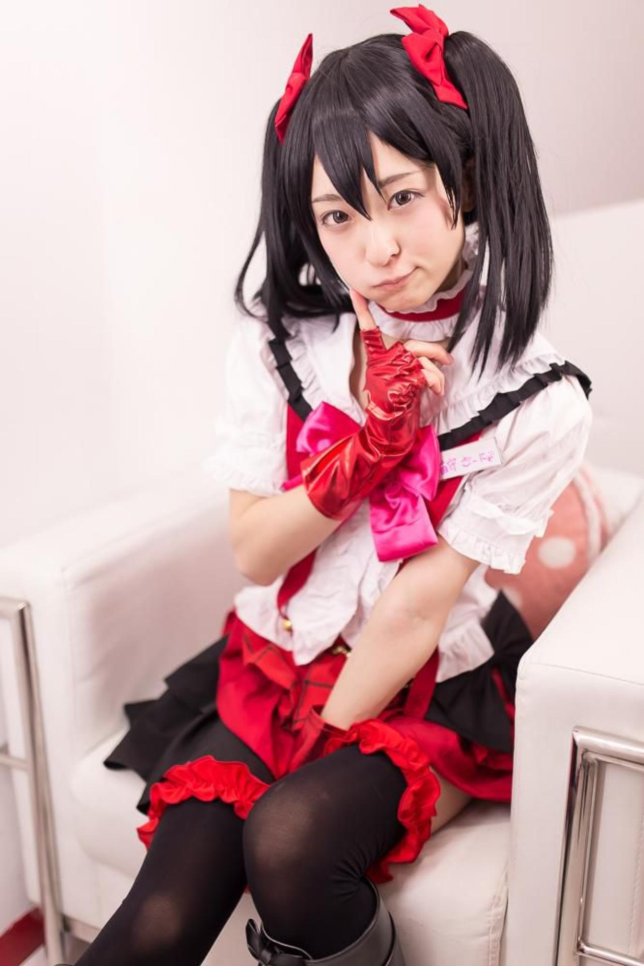 猫守ざーにゃ扮矢泽妮可嘟嘴，右手食指贴着嘴角