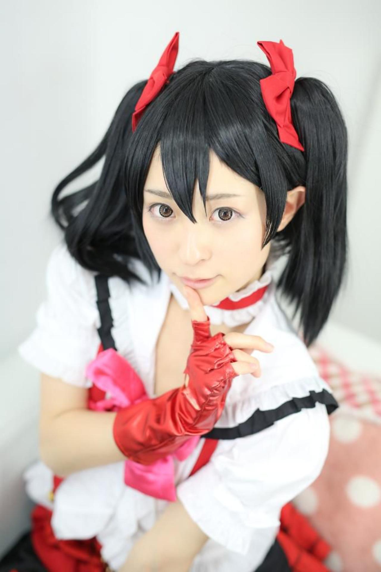 猫守ざーにゃ扮矢泽妮可坐在沙发，右手食指抵在下巴上