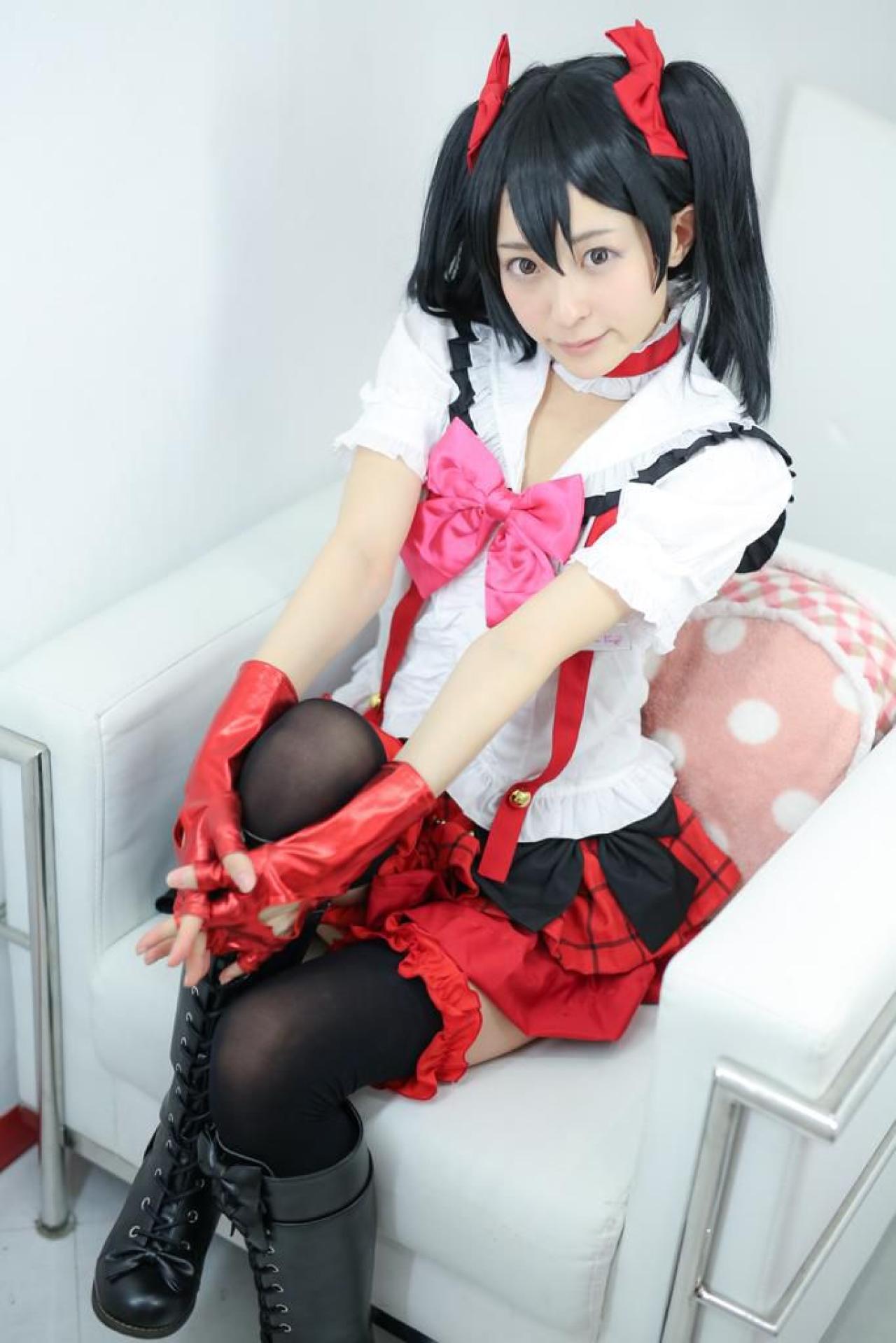 猫守ざーにゃ扮矢泽妮可双手抱着膝盖，坐在沙发上