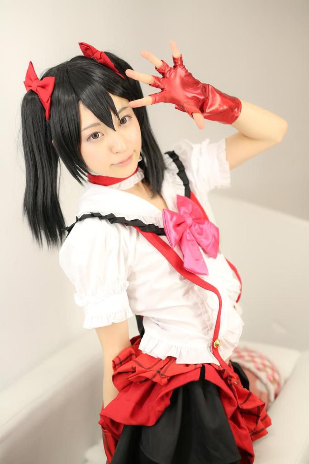 猫守ざーにゃ扮矢泽妮可左手五指张开，放在脸颊左侧