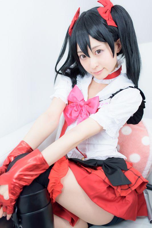 猫守ざーにゃ扮矢泽妮可双手抱着膝盖，坐在沙发上