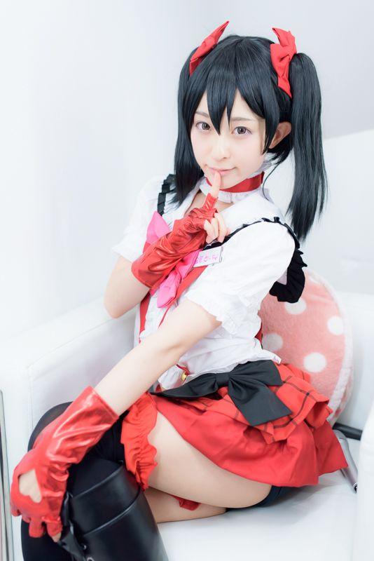 猫守ざーにゃ扮矢泽妮可坐在沙发上，右手食指抵在下嘴唇上