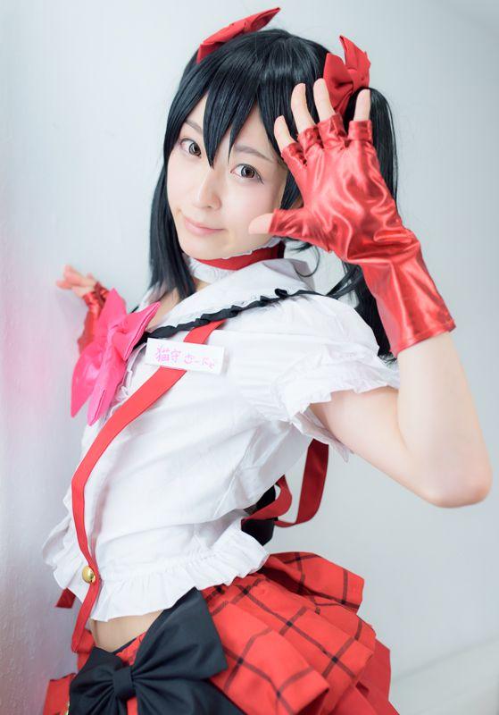 猫守ざーにゃ扮矢泽妮可右手扶着墙壁，左手五指张开，放在脸颊左侧