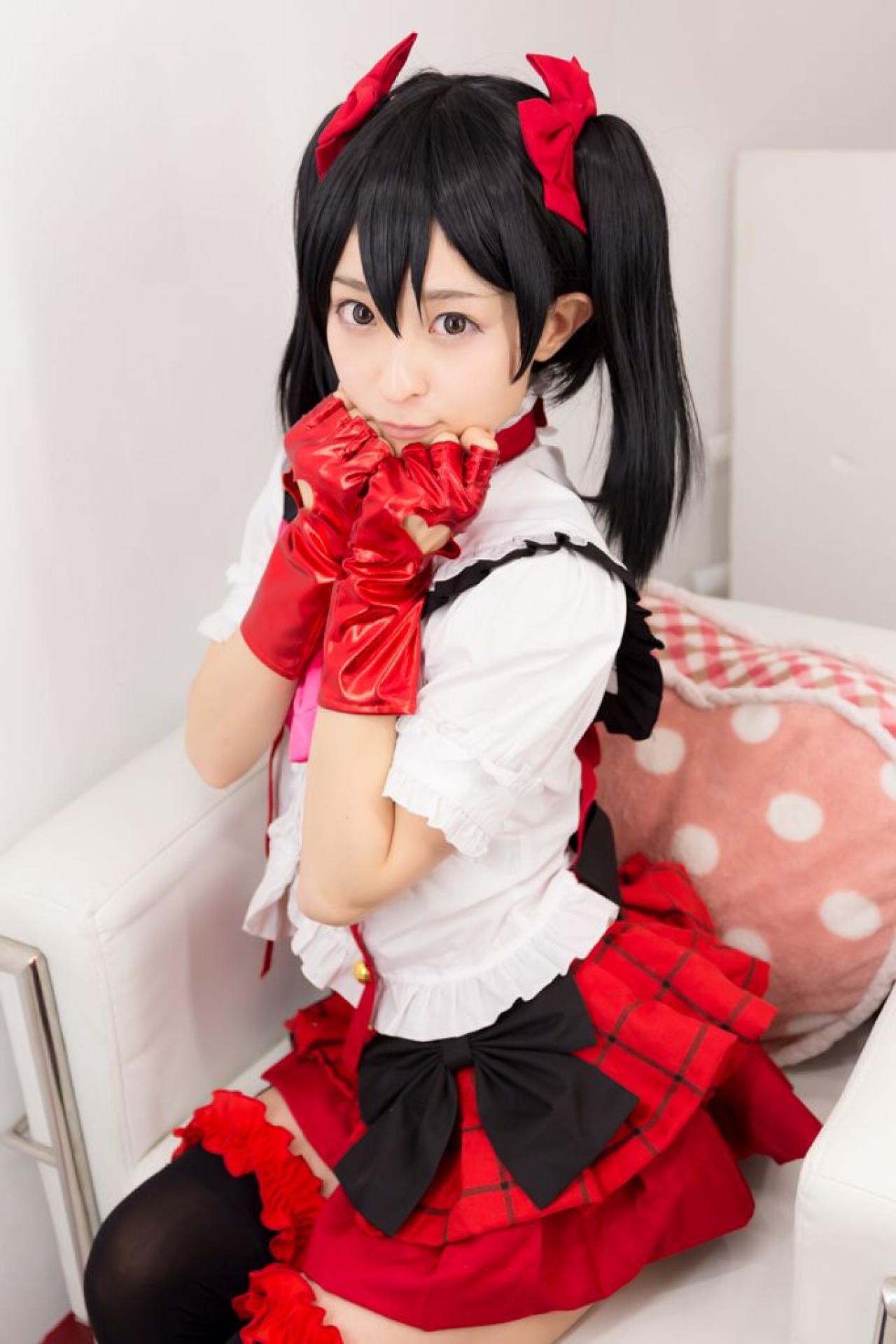 猫守ざーにゃ扮矢泽妮可双手半握拳，捧着下巴