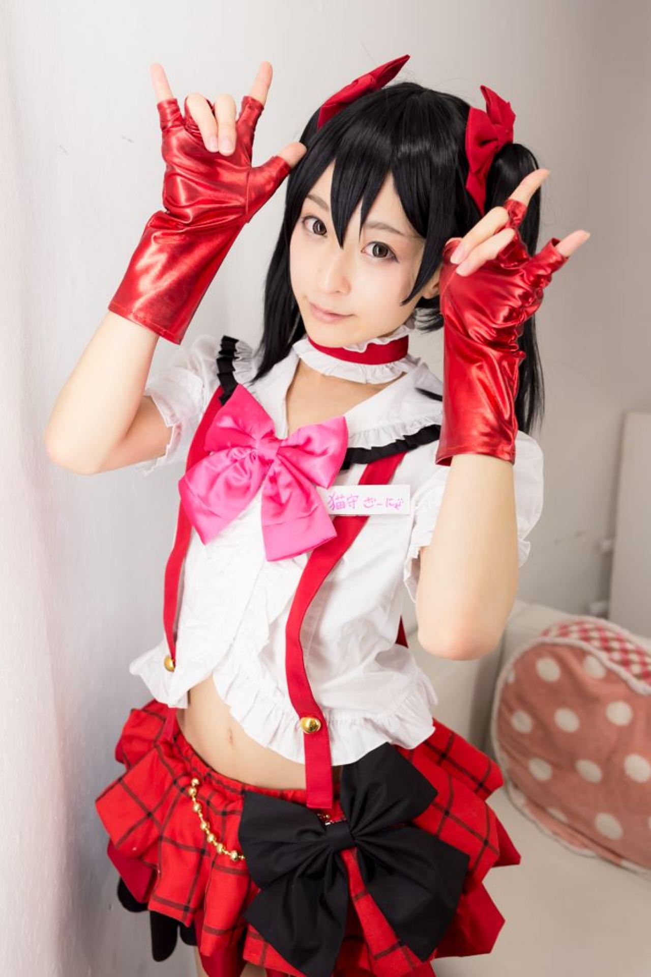 猫守ざーにゃ扮矢泽妮可抬起双臂，双手脸颊两侧，作ILOVEYOU手势