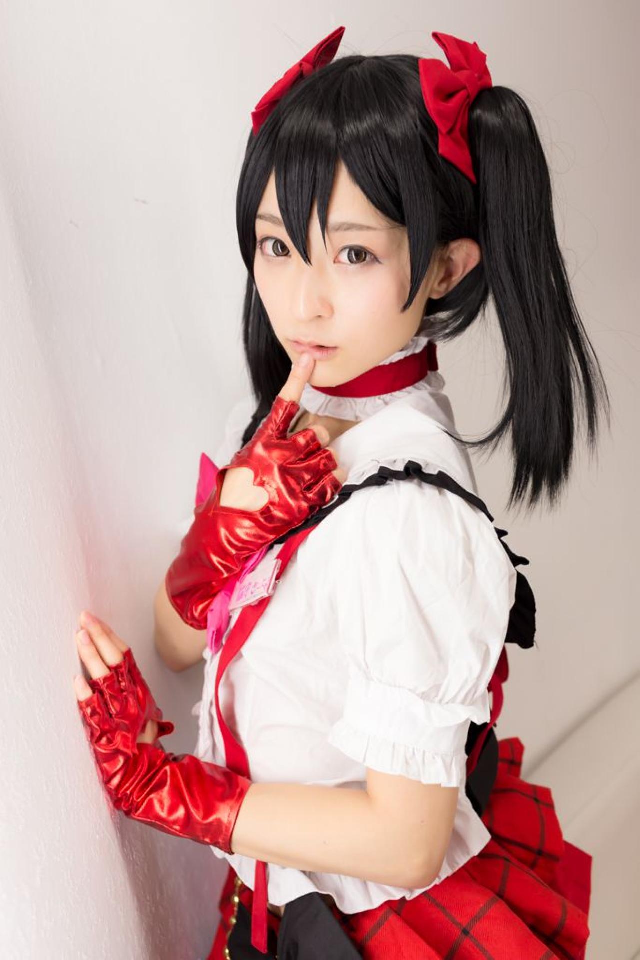 猫守ざーにゃ扮矢泽妮可左手撑着墙壁，右手伸出食指抵着下嘴唇