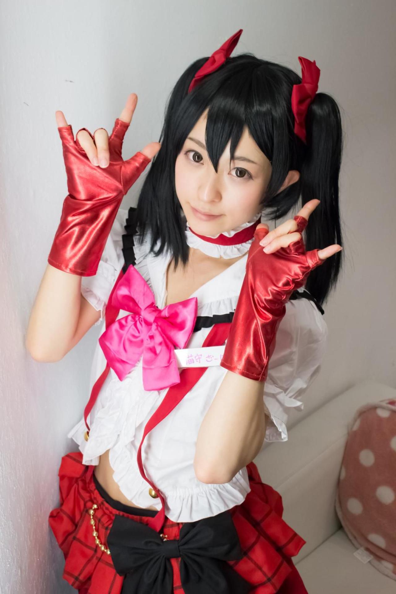 猫守ざーにゃ扮矢泽妮可双手在脸颊两侧，作ILOVEYOU手势