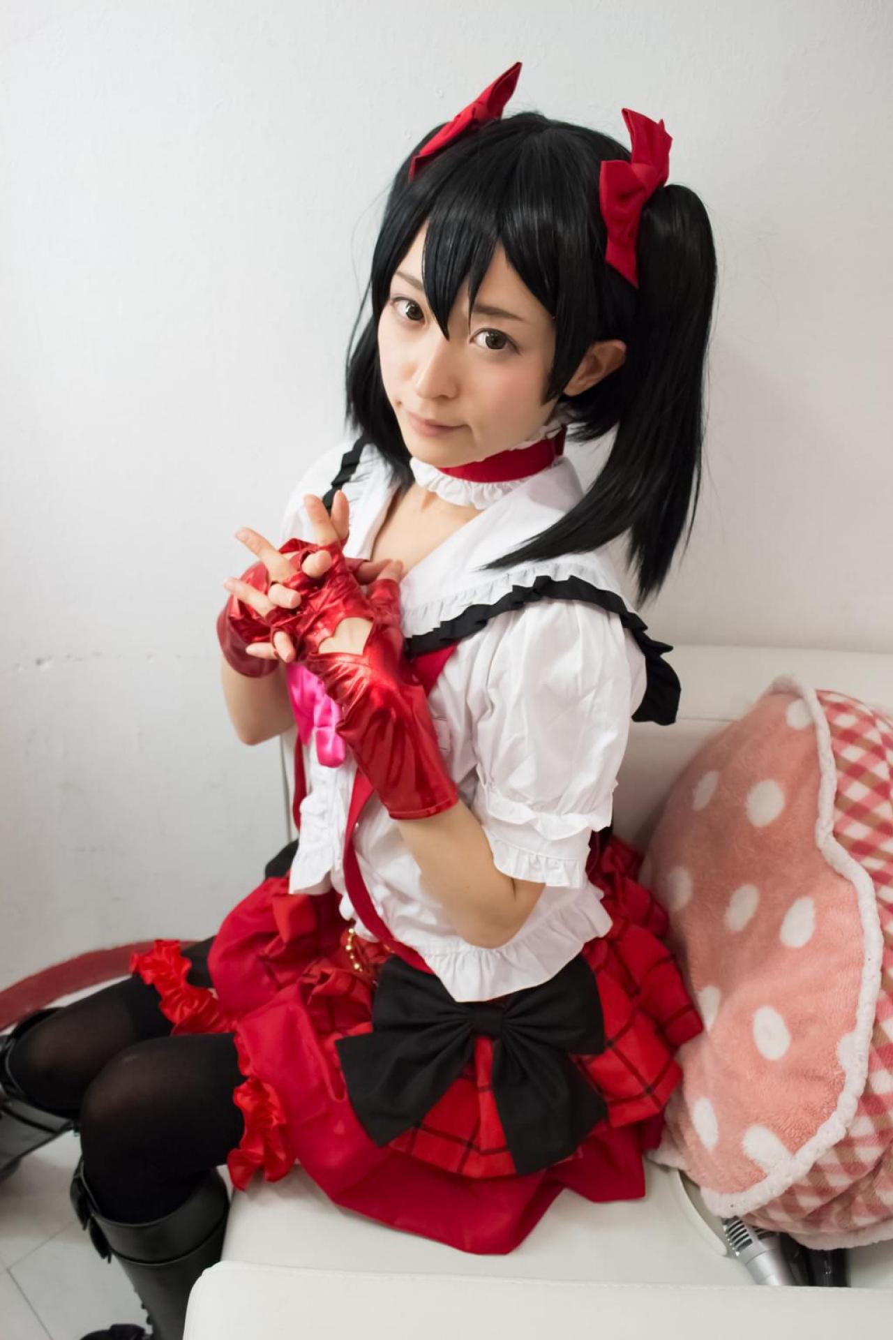 猫守ざーにゃ扮矢泽妮可双手五指交叉，放在胸前