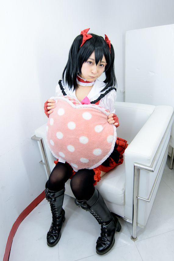 猫守ざーにゃ扮矢泽妮可双手抓着粉色桃心抱枕，放在大腿上