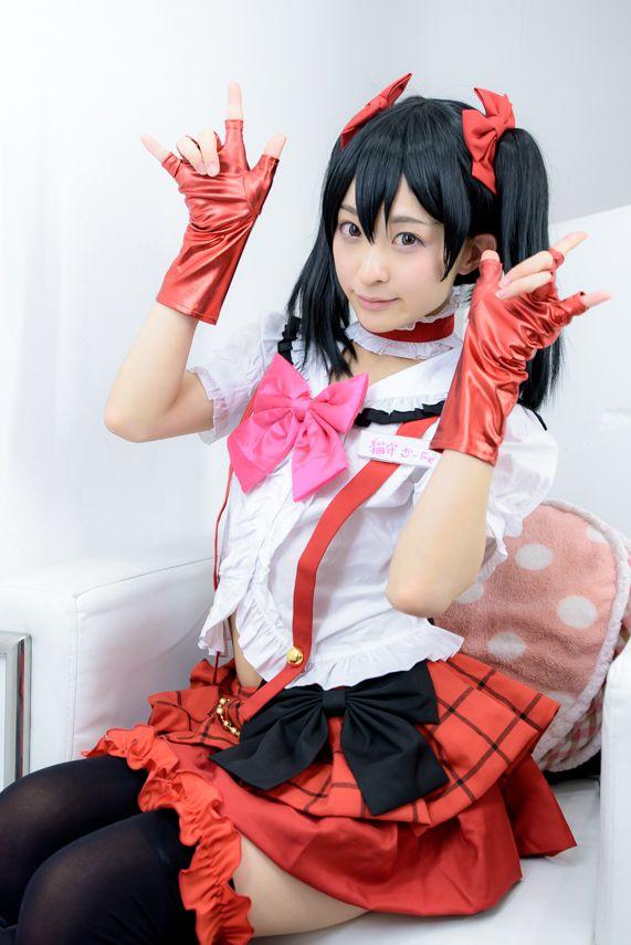 猫守ざーにゃ扮矢泽妮可抬起双手，作ILOVEYOU手势