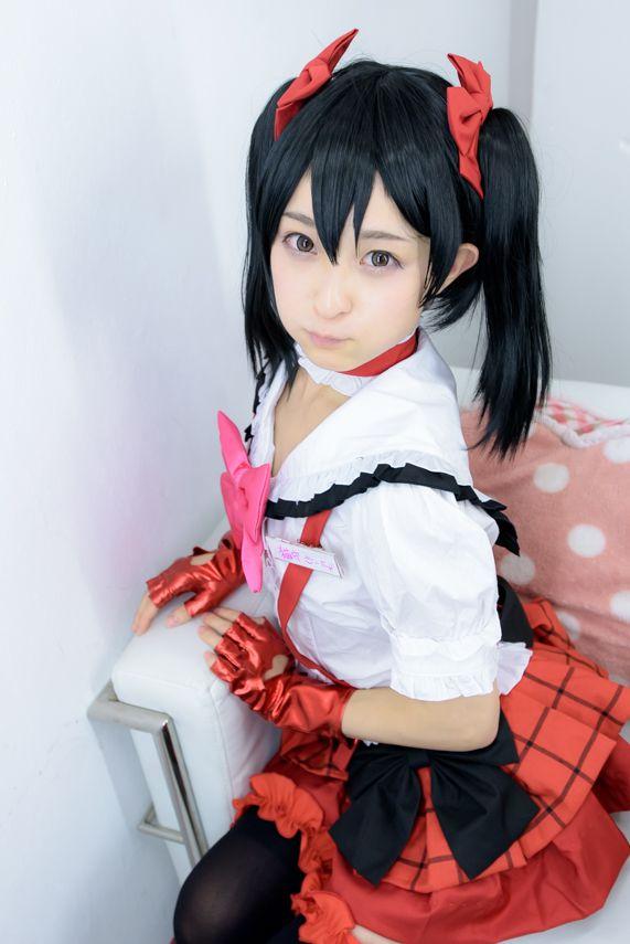 猫守ざーにゃ扮矢泽妮可双手扶着沙发扶手，坐在沙发上，嘟嘴卖萌