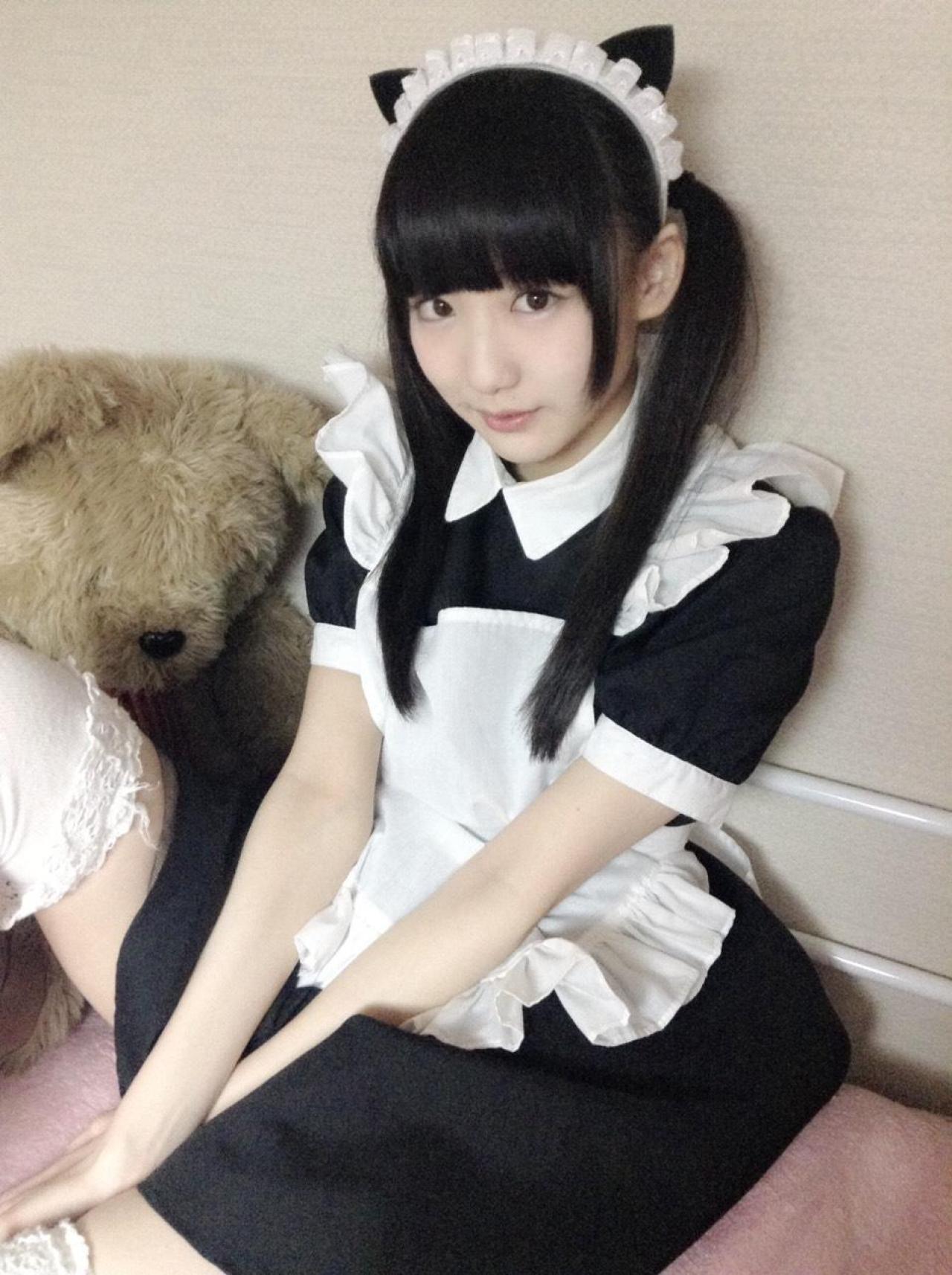 しらい穿着黑白女仆装靠左墙上