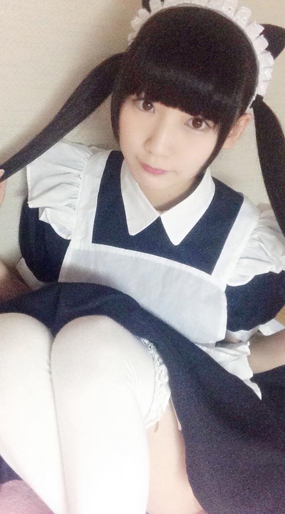 しらい双手拉起双马尾