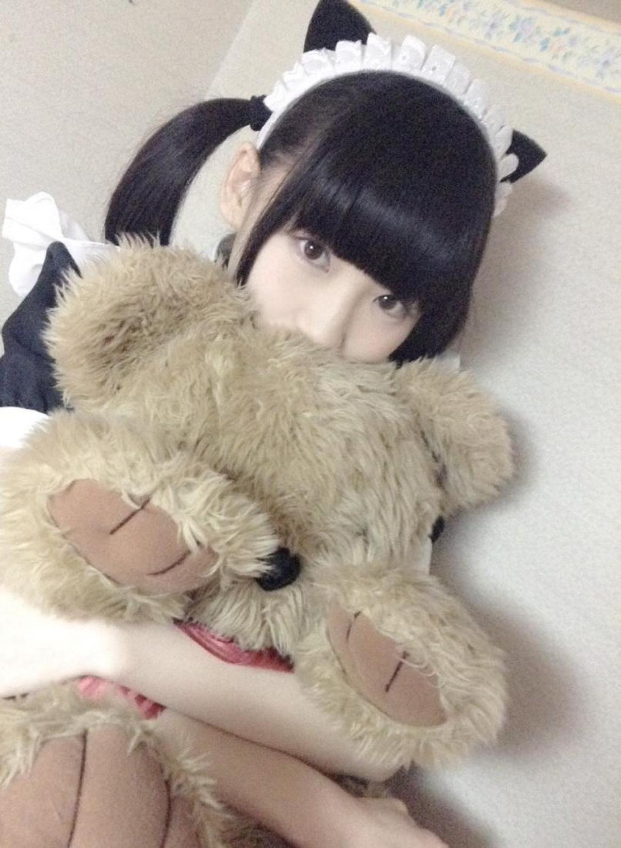 しらい抱着大熊，拿着熊爪给大家打招呼