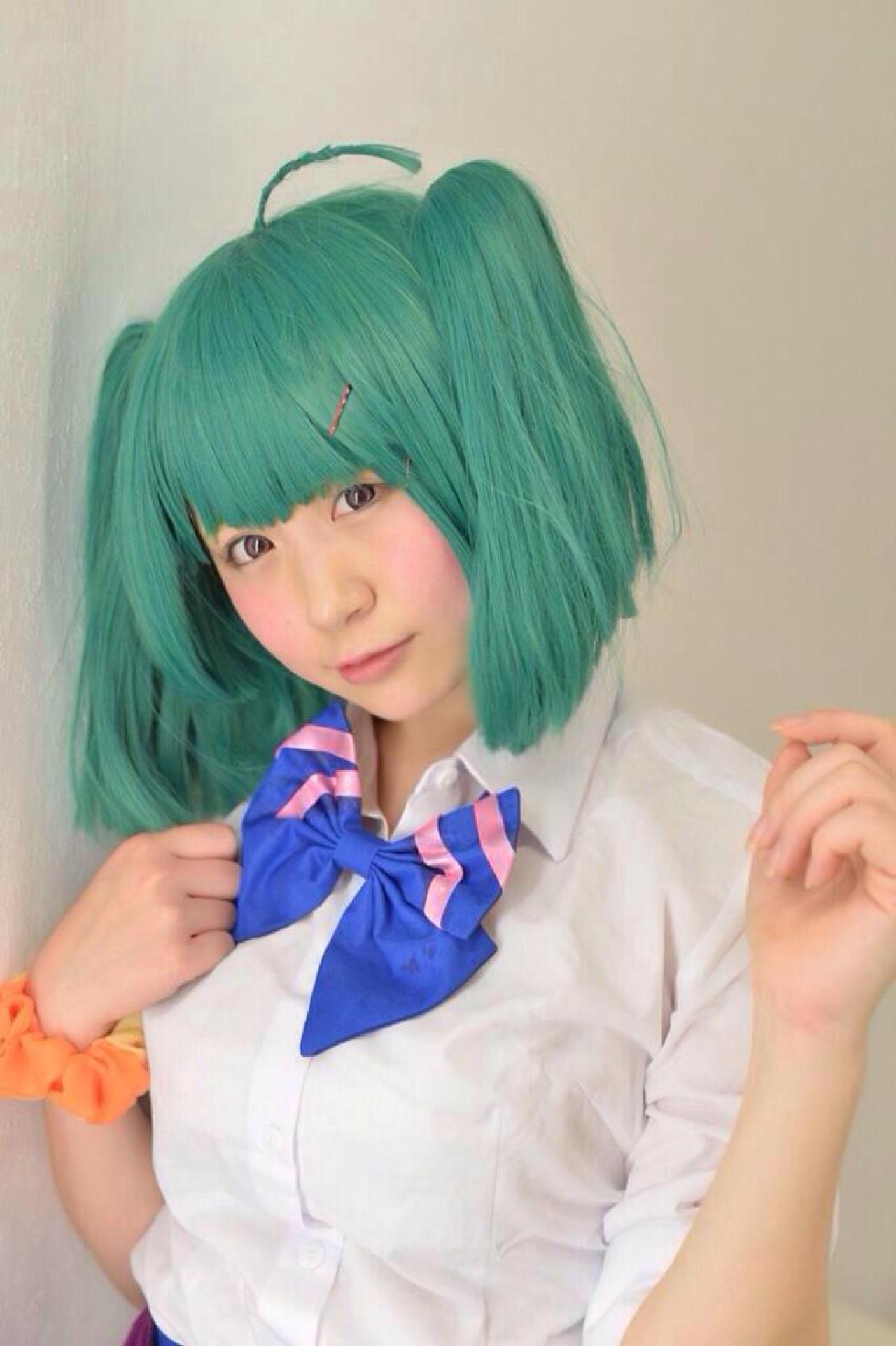 モニ子扮兰花·李抬起双臂