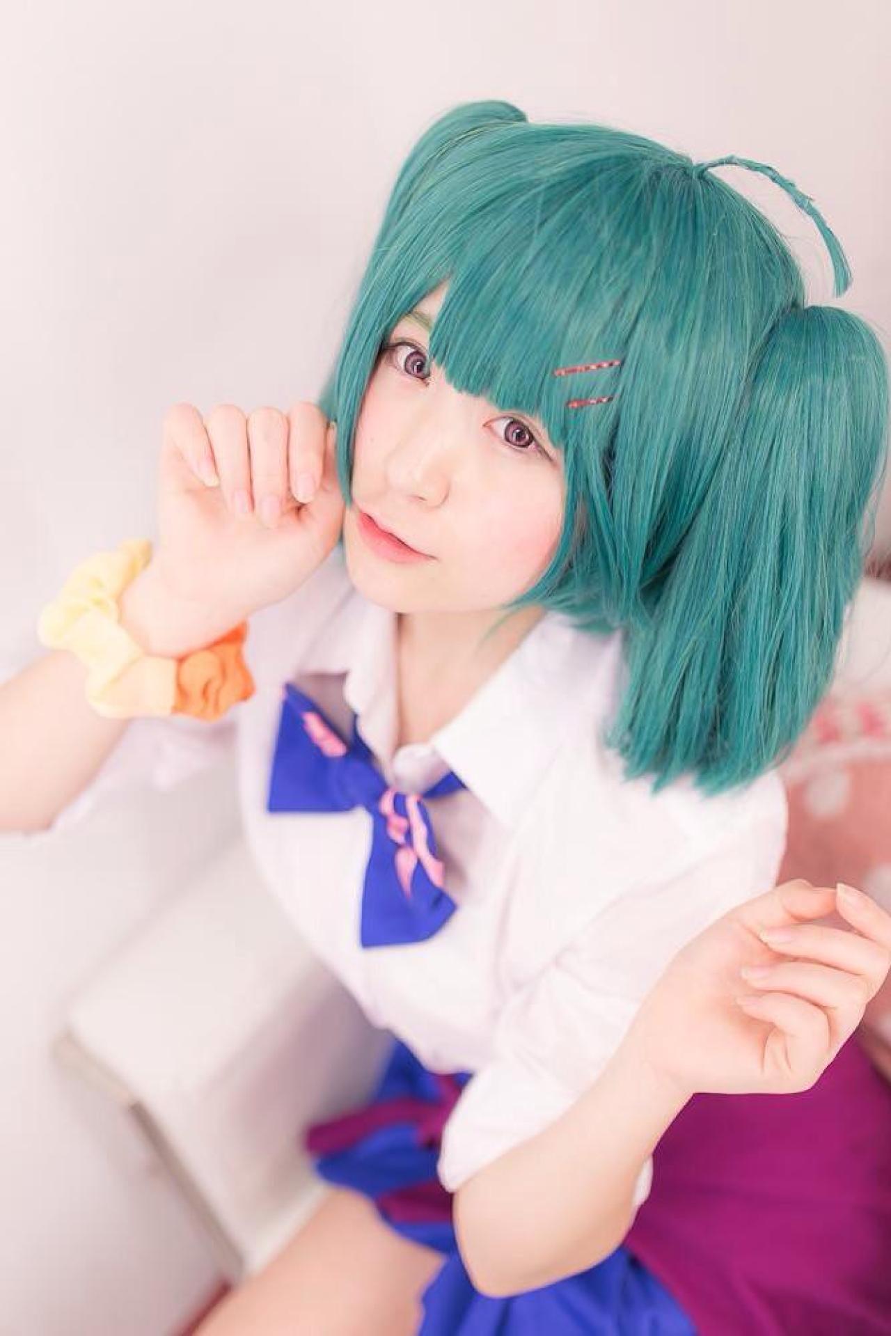 モニ子扮兰花·李坐在沙发，抬起双臂