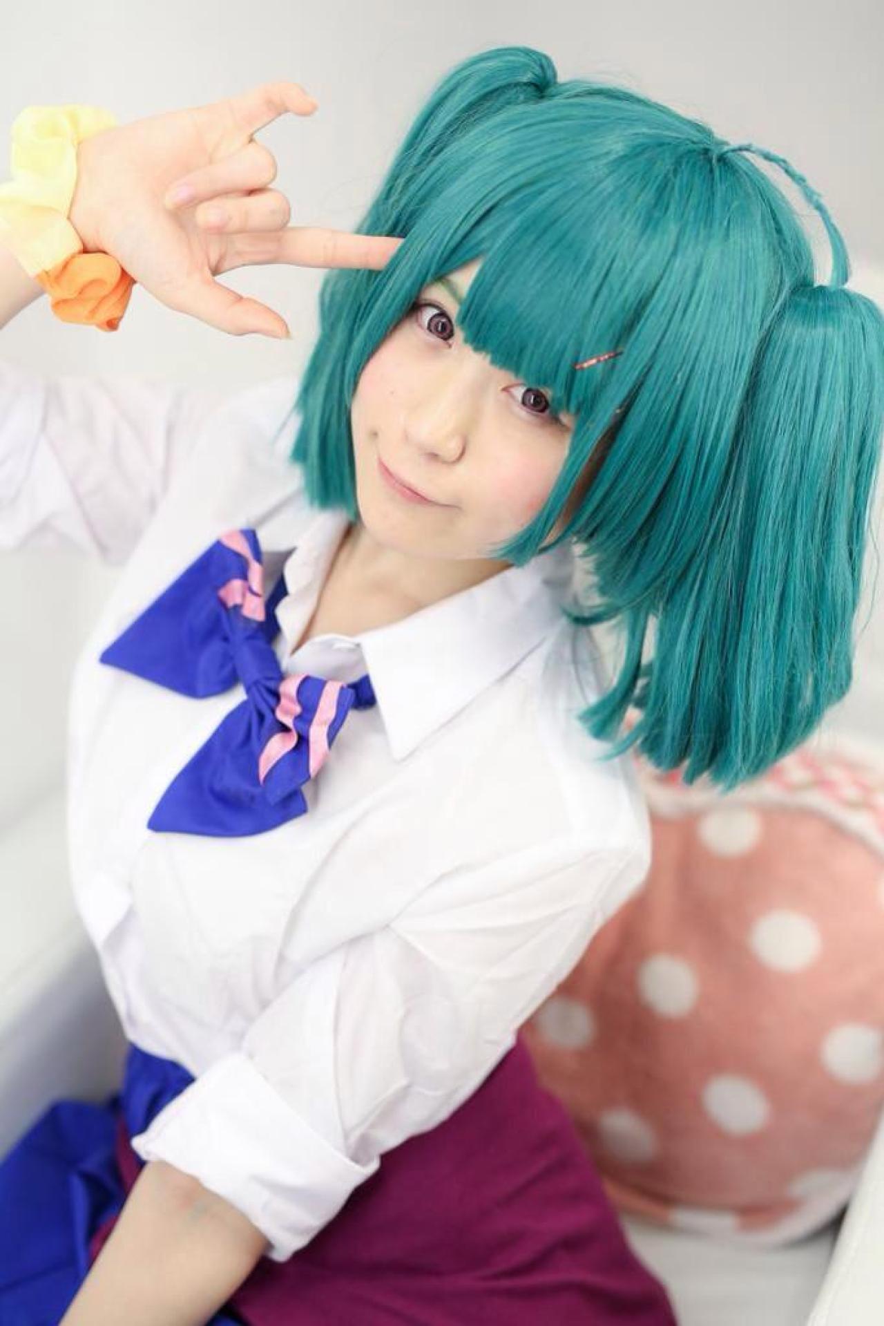 モニ子扮兰花·李举起右手，作ILOVEYOU手势