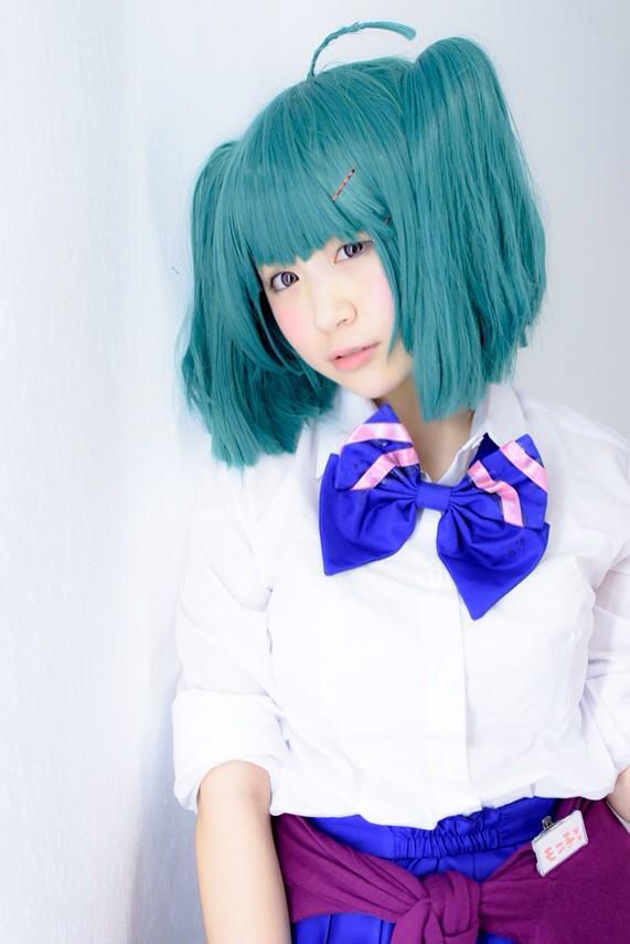 モニ子扮兰花·李靠在墙上，站姿