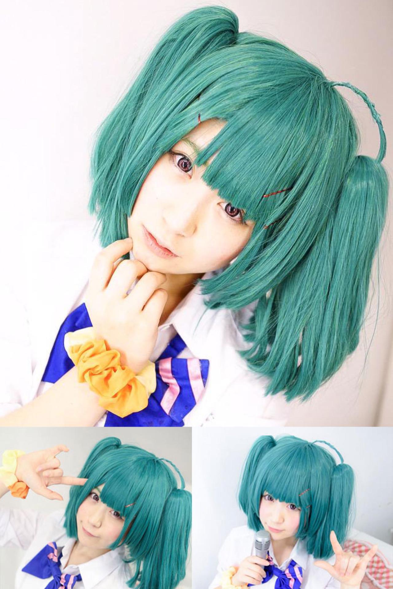 モニ子扮超时空要塞F兰花·李，作ILOVEYOU手势