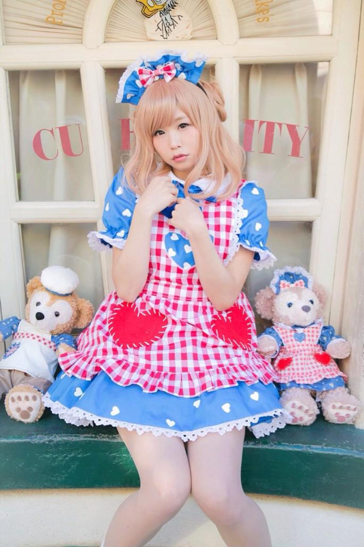 五木あきら坐在窗台，身旁各放着一只小熊