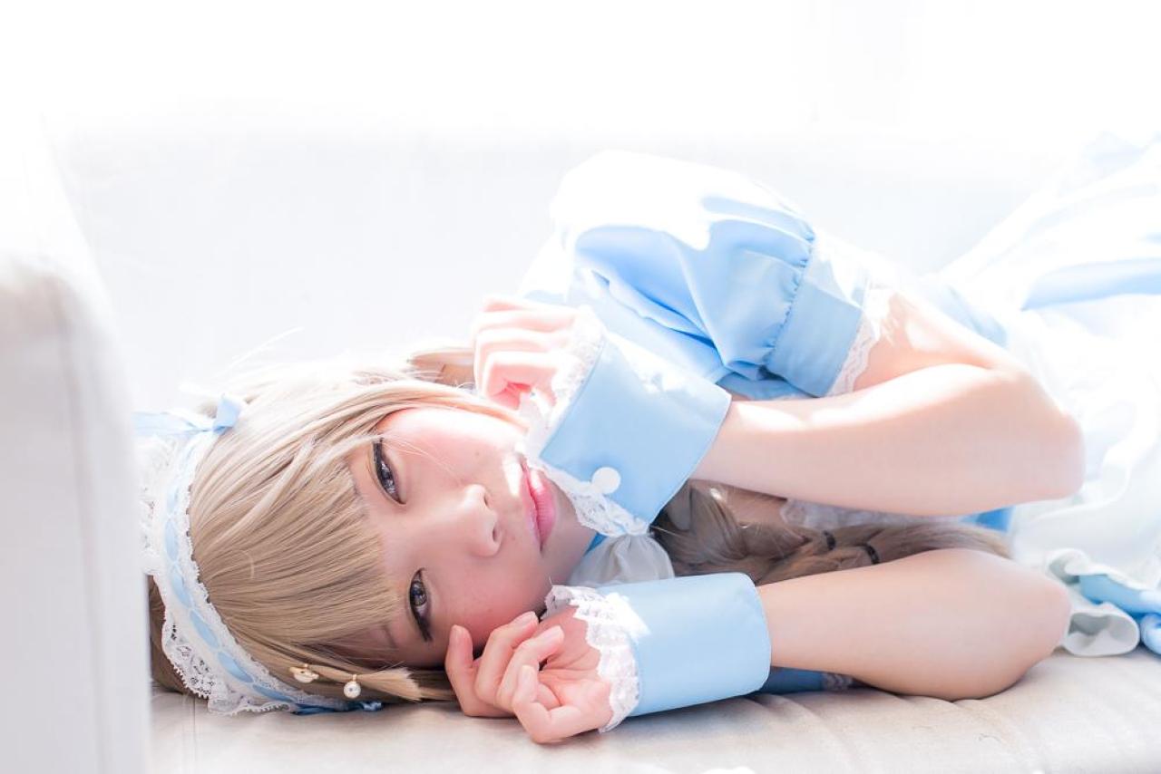 ないる侧身躺在沙发上