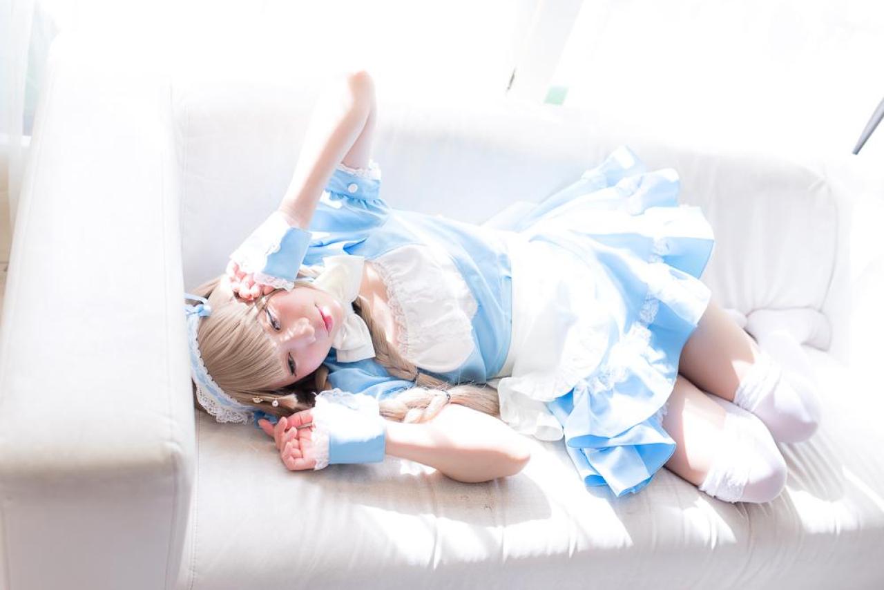 ないる侧身躺在沙发，抬起双臂