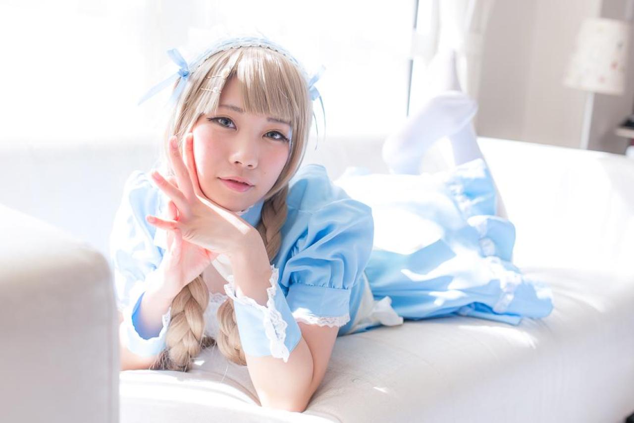 ないる扒在沙发上